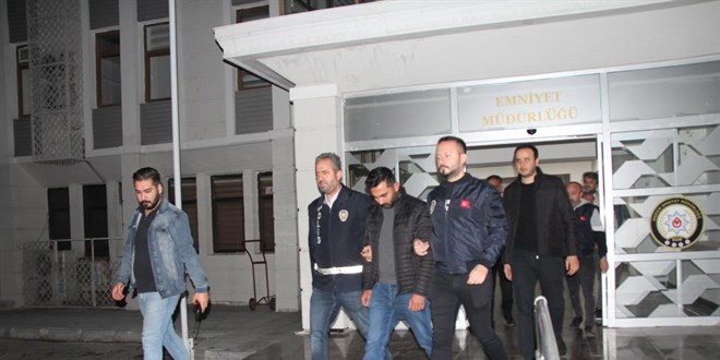 Üniversiteli kızlara yabancı cisim atan zanlılar tutuklandı