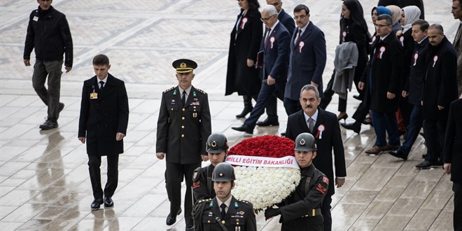 Bakan Özer ve 81 ilden gelen öğretmenler Anıtkabir'i ziyaret etti