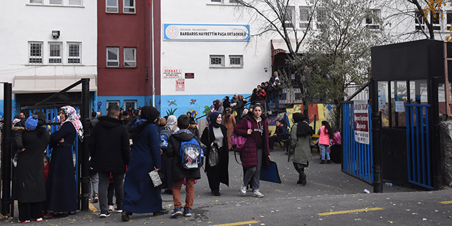Öğretmenler Günü için getirilen börekten yiyen 12 öğrenci zehirlendi