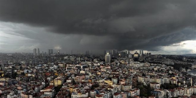 İstanbul'un üzerini kara bulutlar kapladı