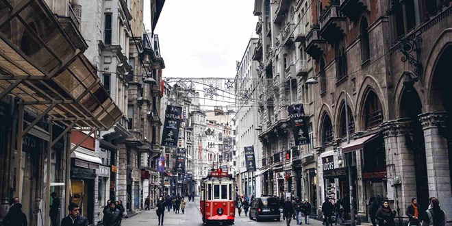 İstiklal Caddesi'ndeki esnafa 'genel emir' ile ilgili bilgilendirme yapıldı