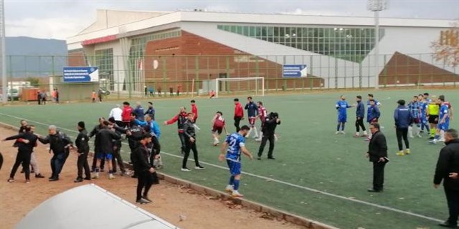 Bursa'da olaylı maç: 1'i polis 2 yaralı