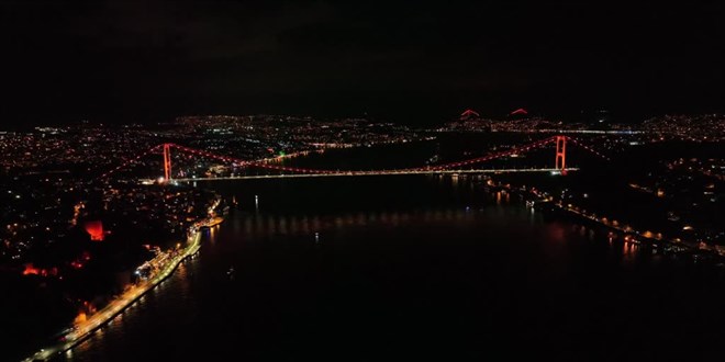 İstanbul'da iki köprü, 'radyasyon onkolojisi farkındalığı' için turuncuya büründü