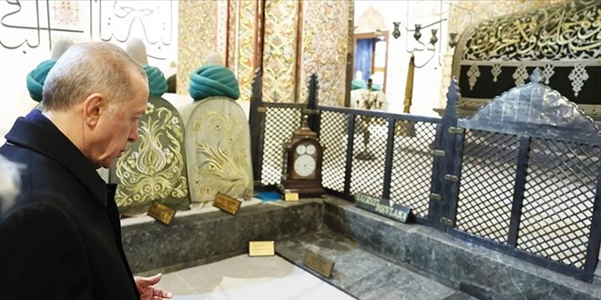 Erdoğan, Mevlana Türbesi'ni ziyaret edip, dua etti