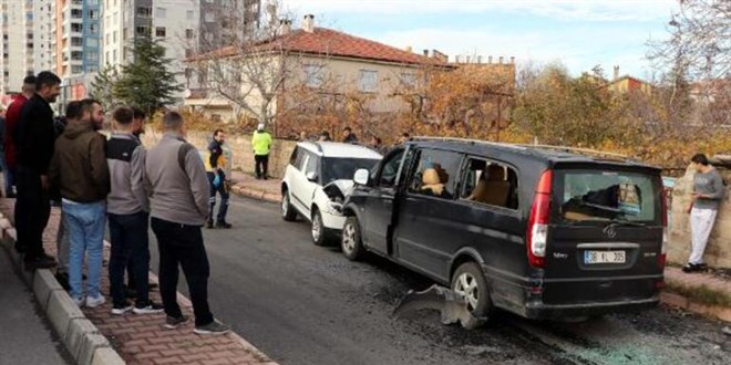 Husumetli olduklar kiiyi, otomobiline arpp bakladlar