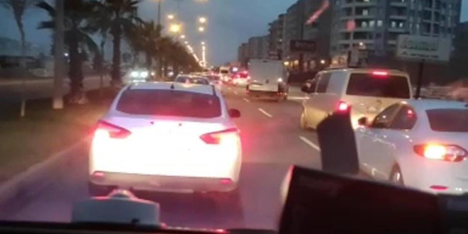 Duyarsız sürücü siren çalan ambulansa yol vermedi