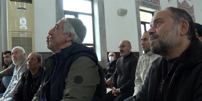 İmam hutbesini müezzin işaret diliyle anlatıyor