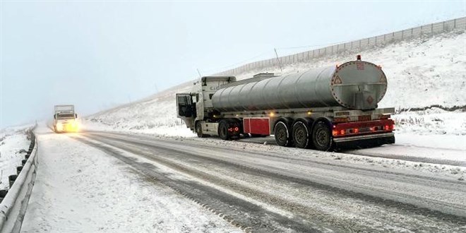 Ardahan'da kar yağışı ve tipi ulaşımı aksatıyor