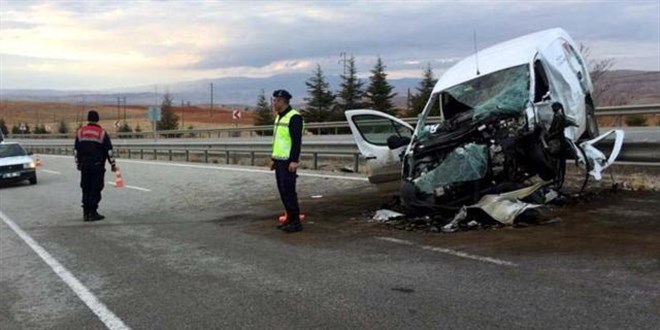 Kırıkkale'de otomobille hafif ticari araç çarpıştı: 1 ölü, 2 yaralı