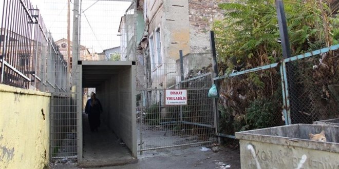 Öğrencilerin 'çelik tünelli' okul yolculuğu