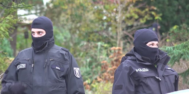 Almanya'da silahlı darbe planlamakla suçlanan 8 kişi tutuklandı