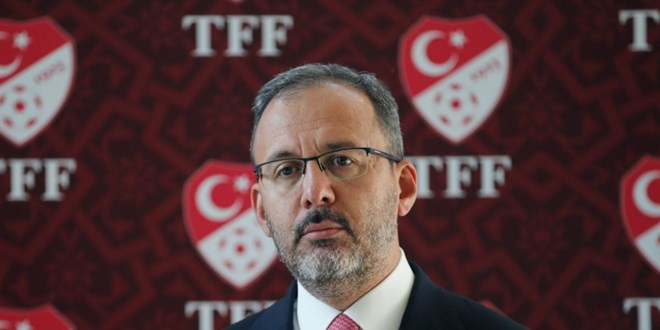 Gençlik ve Spor Bakanı Kasapoğlu, sanatçılarla sahneye çıktı, şarkı söyledi
