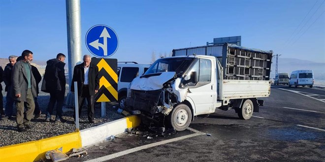 Ağrı'da kamyonetle çarpışan hafif ticari araçtaki 5'i öğretmen 6 kişi yaralandı