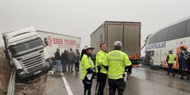 Antalya'da yolcu otobüsü tıra arkadan çarptı: 9 yaralı