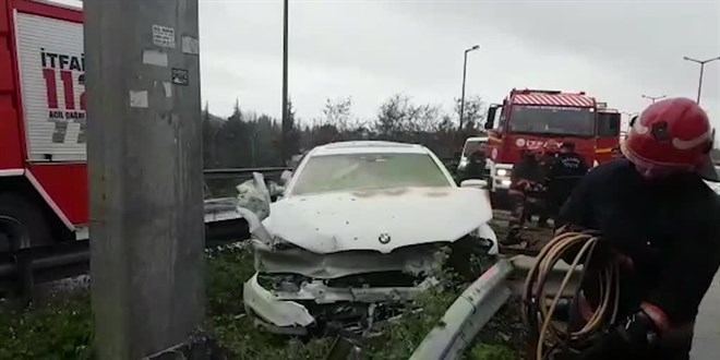 Kaza sonrası yangın çıkan otomobildeki 1 kişi öldü, 1 kişi yaralandı