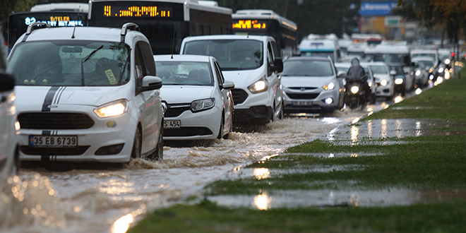 İzmir'de sel sularına kapılan yaşlı kadın hayatını kaybetti
