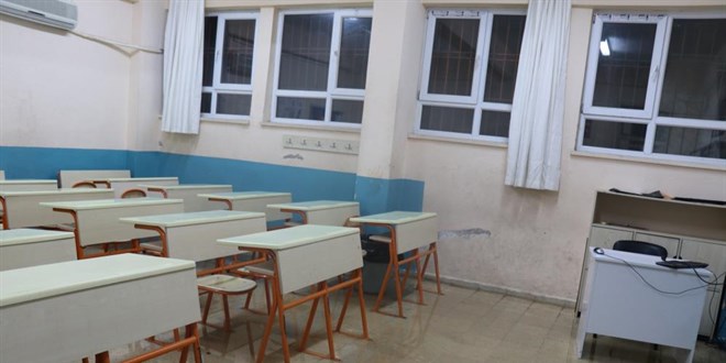 Alanya'da sağanak yağış sonrası evleri, iş yerlerini ve okulu su bastı