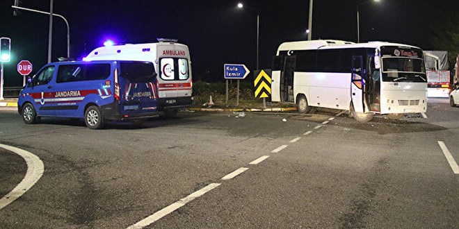 Uak'ta iileri tayan midibs TIR'a arpt: Onlarca yaral var