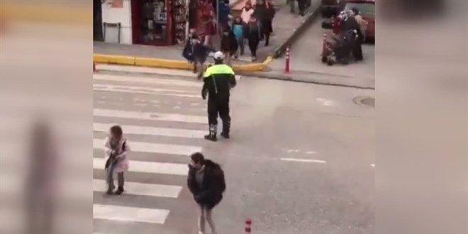 Yaya önceliği gösteren trafik polisi, öğrencilerin sevgisini kazandı