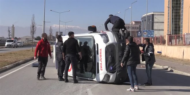 Erzincan'da ambulansla sağlık hizmetleri aracı çarpıştı, 9 kişi yaralandı