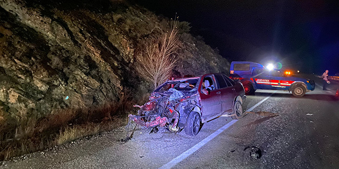 Erzincan'da kamyonetle otomobil çarpıştı, 2 kişi öldü, 7 kişi yaralandı