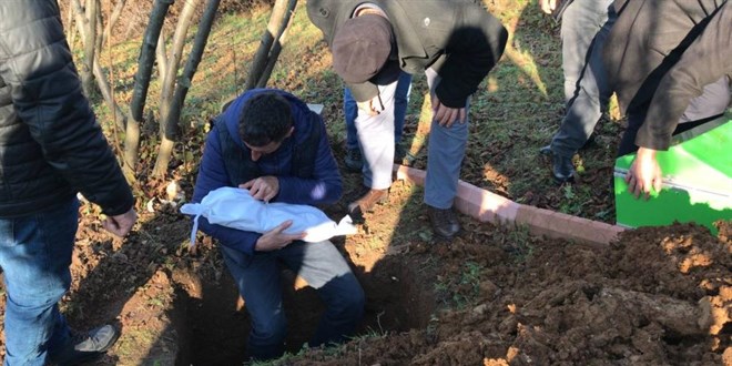 Günün en acı haberi: 8 aylık oğlunun kefenini çözüp son kez sevdi