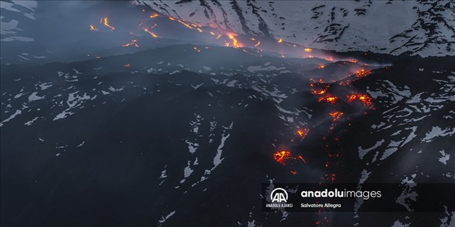 Etna Yanardağı yeniden alevlendi
