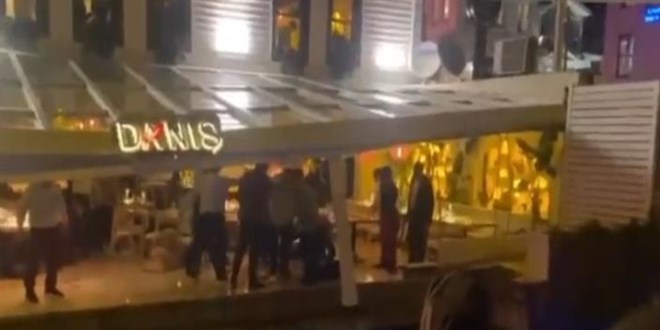 Beşiktaş'ta deniz kenarındaki restoranın balkonu çöktü, 4 kişi yaralandı