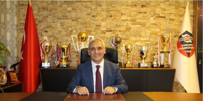 Kulüp başkanı giderken kulübün kazandığı kupaları da götürdü