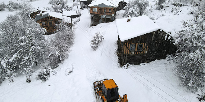 Kar yolları kapattı, ilçede elektrikler kesildi