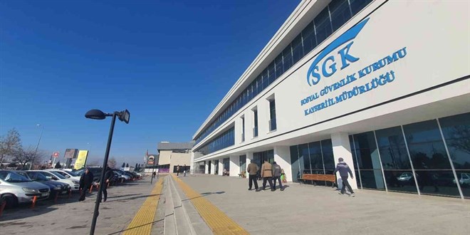 Yılın son gününde SGK merkezlerinde EYT mesaisi
