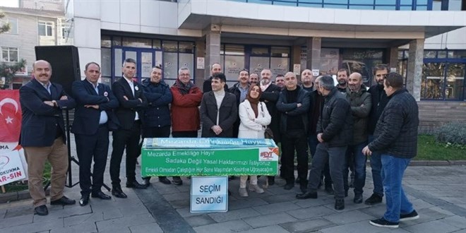 EYT'liler tabut parçalayarak kutlama yaptı