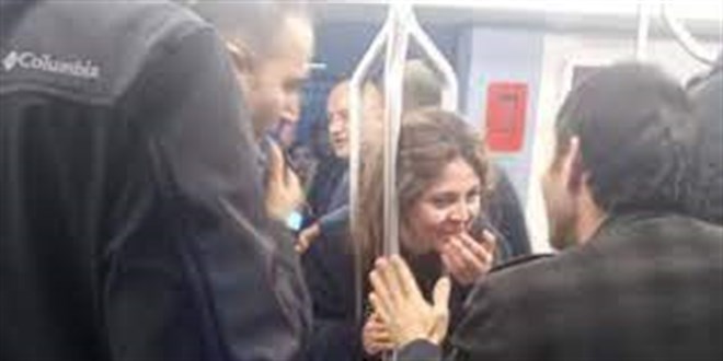 Metroda tutunma direklerine kafas skan kadn itfaiye kurtard