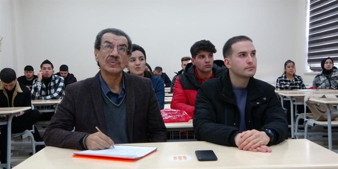60 yaşındaki emekli öğretmen gazetecilik hayali için sıralara döndü