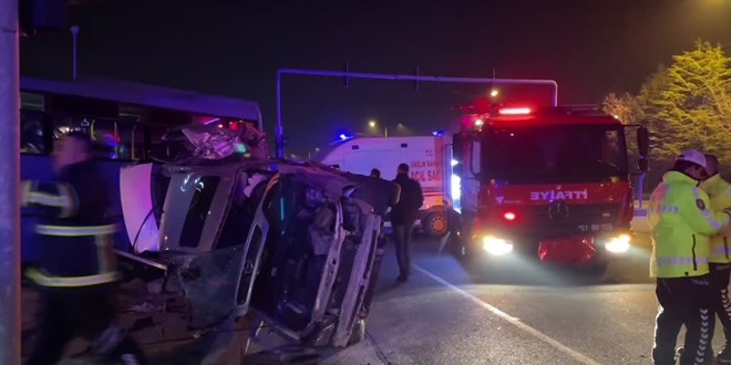 Niğde'de halk otobüsü ile otomobilin çarpıştığı kazada 16 kişi yaralandı