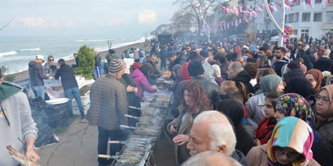 Düzce'de 3'üncü Palamut Festivali'nde 30 ton balık dağıtıldı
