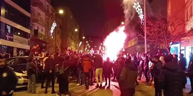 Galatasaraylı taraftarlar derbi maçın ardından sokaklarda kutlama yaptı