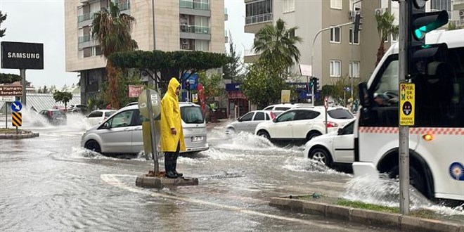 Antalya'da yağış ve fırtına etkisini sürdürüyor