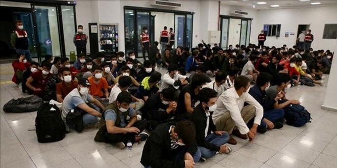 Göç İdaresi: Son bir haftada 2 bin 321 düzensiz göçmen sınır dışı edildi