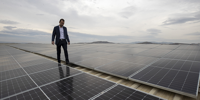 Tükettiği elektriğin iki katını kurduğu güneş enerjisi santrali ile üretiyor