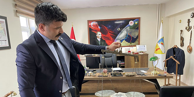 Antika eşyalarla donattığı makam odası müzeyi andırıyor