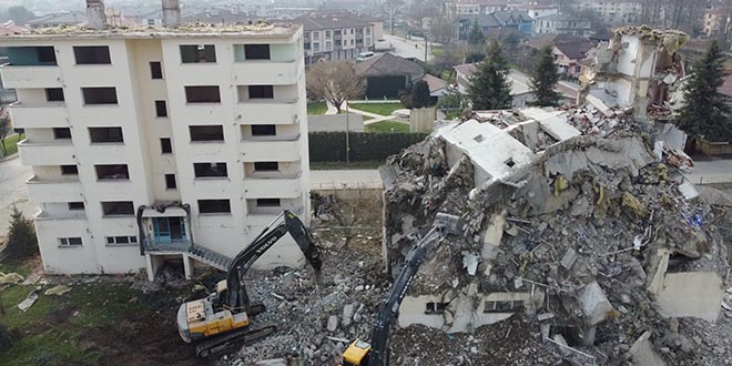 Düzce'de depremde ağır hasar gören 2 lise lojmanı yıkılıyor