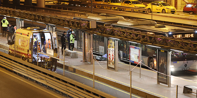 Yola düşen kişi, metrobüsün altında kalarak öldü