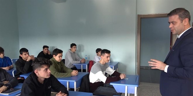 Okulu bırakan gençler hem meslek hem diploma sahibi oluyor
