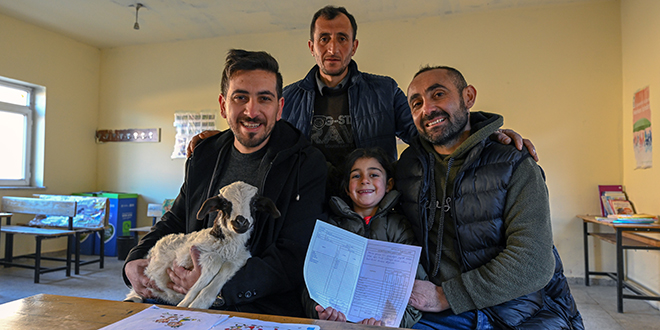 Okulun tek öğrencisi Zilan, ilk karnesini aldı