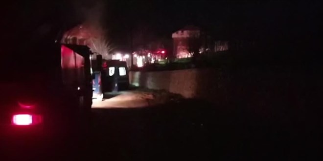 Sakarya'da yangında mahsur kalan felçli kadın öldü, eşi ve oğlu yaralandı