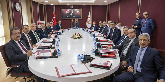 YSK'ye seçilen 5 üye yemin ederek göreve başladı