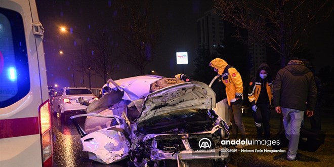 İzmir'de servis minibüsüne çarpan ticari aracın sürücüsü yaralandı