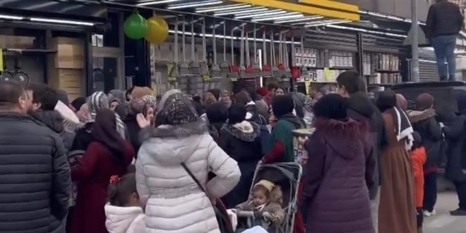 Bursa'da ucuzluk çılgınlığı...Kadınlar birbirini ezdi