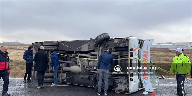 Niğde'de devrilen tur midibüsündeki 1 kişi öldü, 27 kişi yaralandı